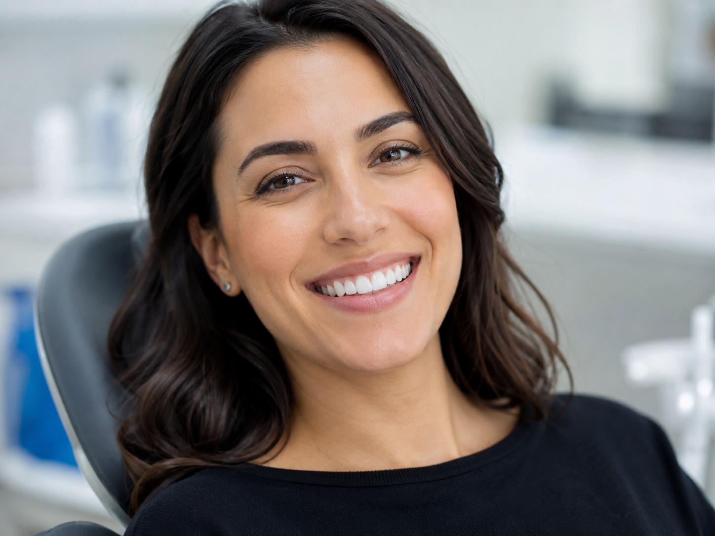 Paciente com sorriso natural após cuidado odontológico