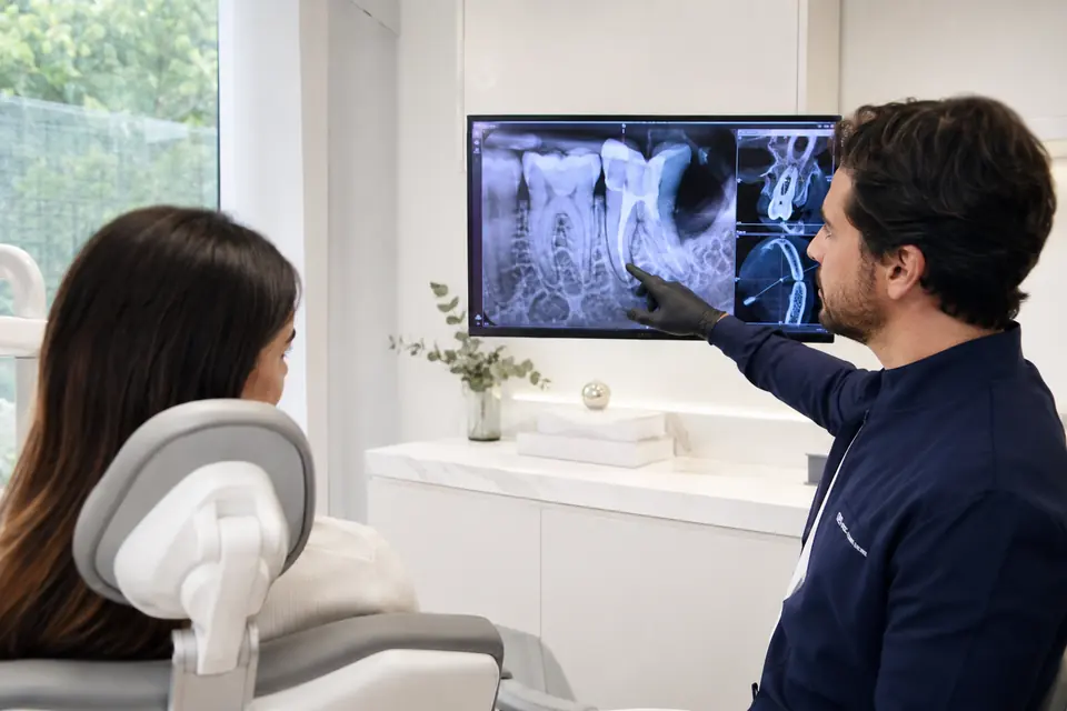 Dentista explicando exame odontológico digital à paciente